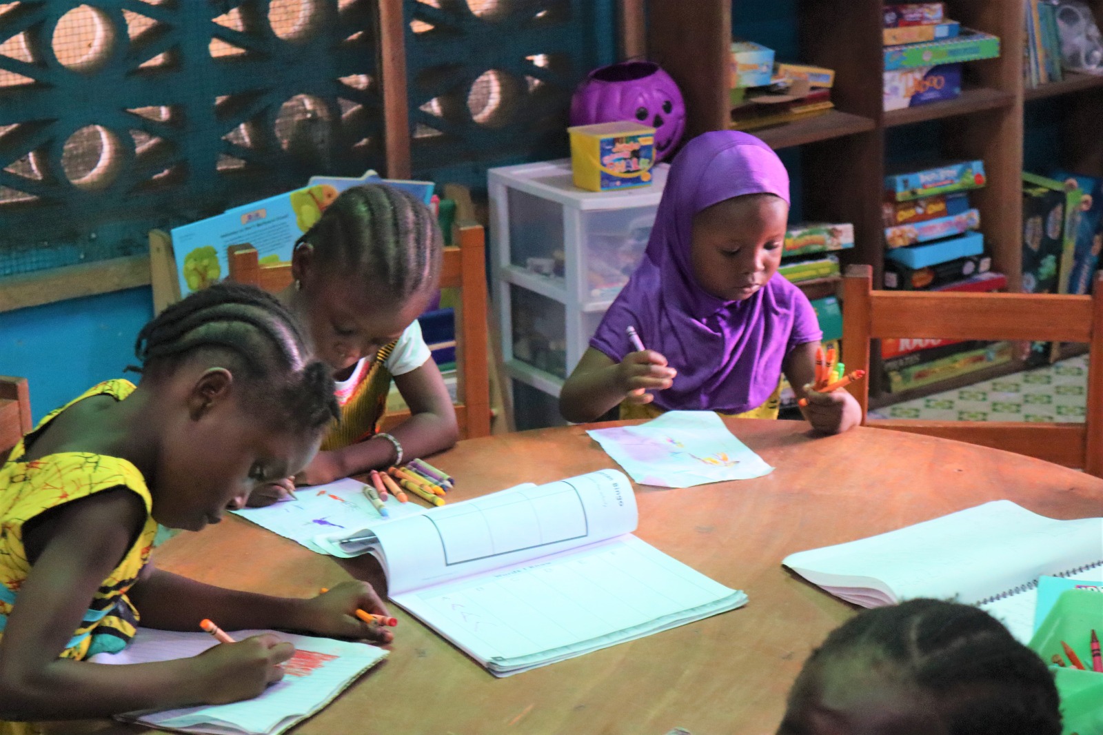 Girls learning and drawing at the Ri’ayah library